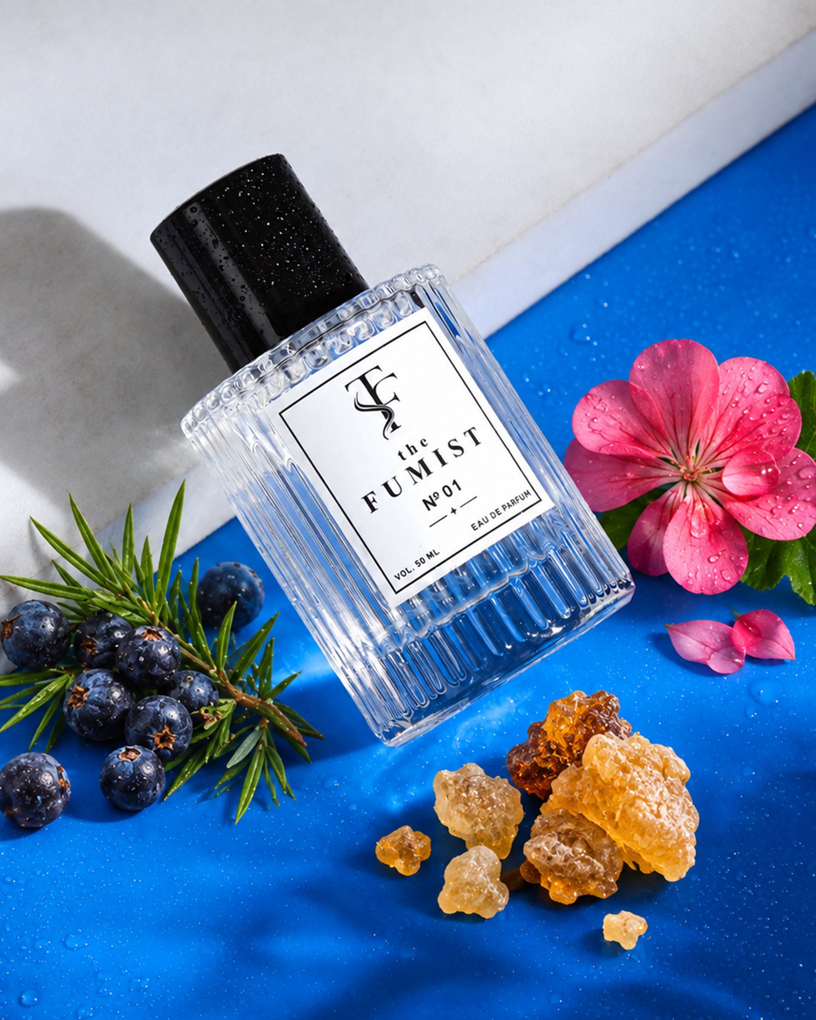 N° 01 — Aromatic Woody, with its raw materials